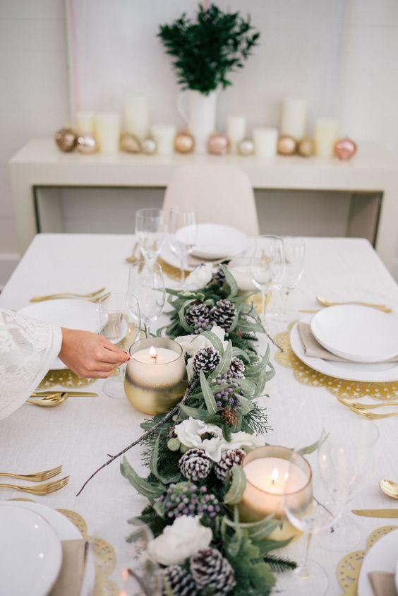 λευκό-και-χρυσό-χρώμα-στο-χριστουγεννιάτικο-τραπέζι-με-φυσικά-υλικά-