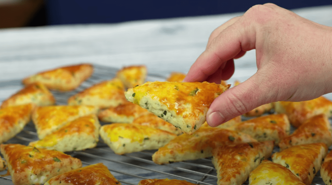 Τρίγωνα -τυροπιτάκια- στο- φούρνο-