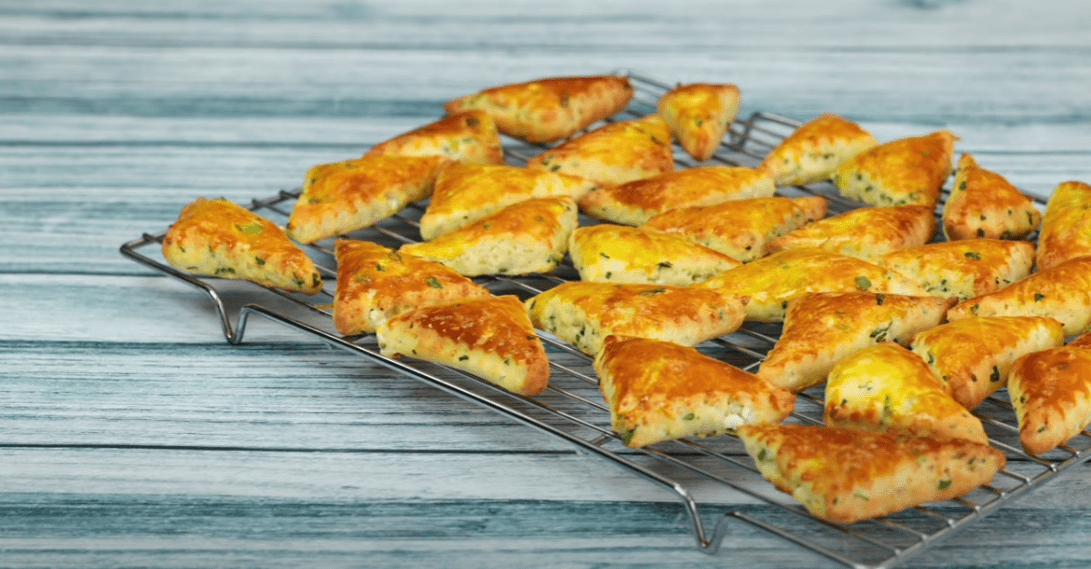 Τρίγωνα -τυροπιτάκια- στο- φούρνο-