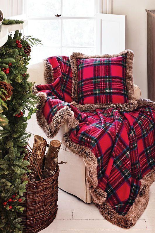  Χριστουγεννιάτικη διακόσμηση σε κόκκινo καρό καλύμματα και χριστουγεννιάτικα μαξιλάρια για καναπέδες και πολυθρόνες