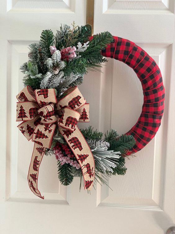 χριστουγεννιάτικα στεφάνια-για-την-πόρτα-με-καρό-σχέδιο-