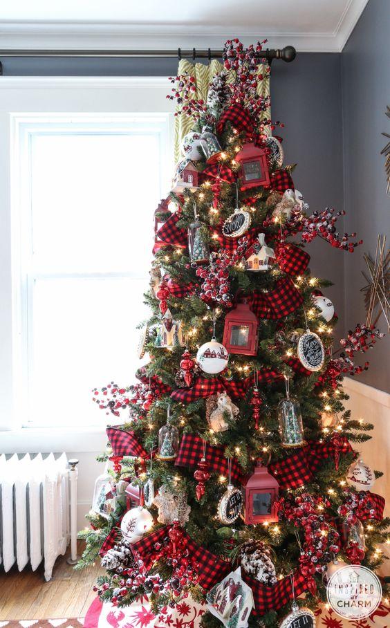 χριστουγεννιάτικο-δέντρο-με-καρό-γιρλάντες-