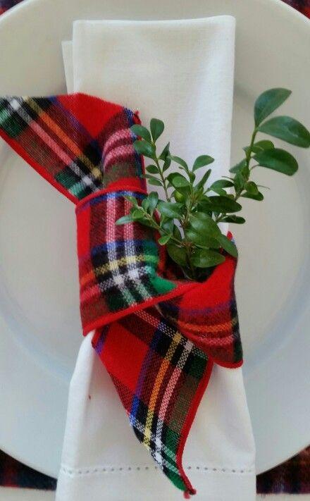 χριστουγεννιάτικος-στολισμός-τραπεζιού-με-καρό-κορδέλες-