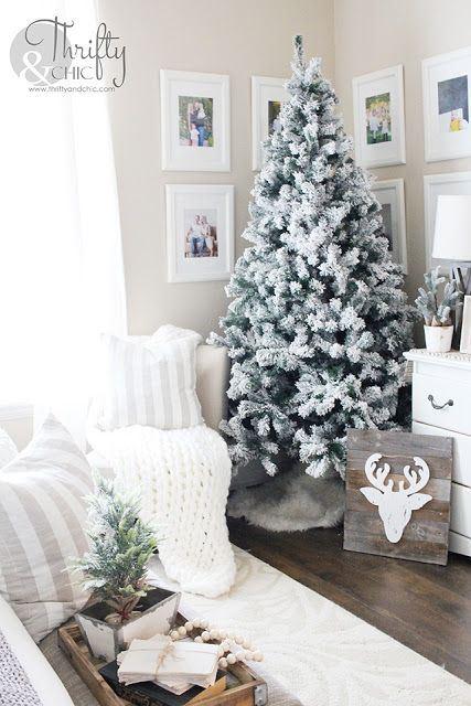 χριστουγεννιάτικο-δέντρο-σε-λευκό-χρώμα-