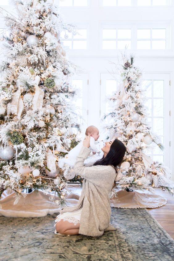 χριστουγεννιάτικο-δέντρο-σε-λευκό-και-χρυσό-χρώμα-