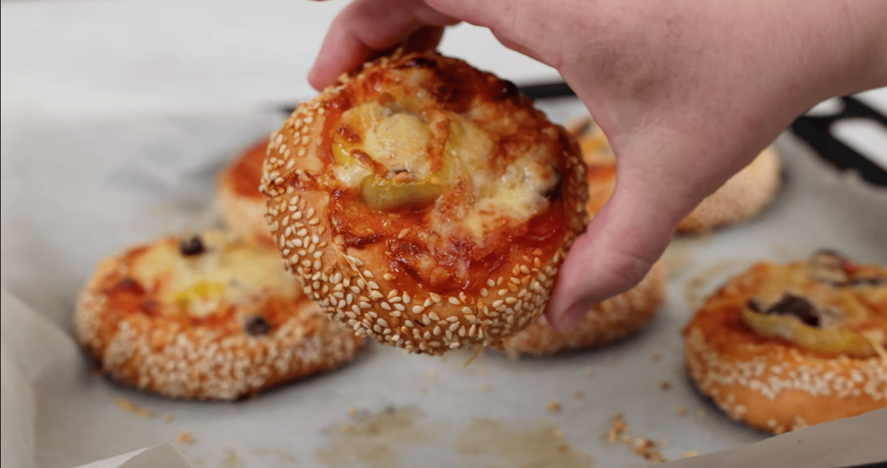 Kουλούρια Θεσσαλονίκης με γέμιση πίτσα