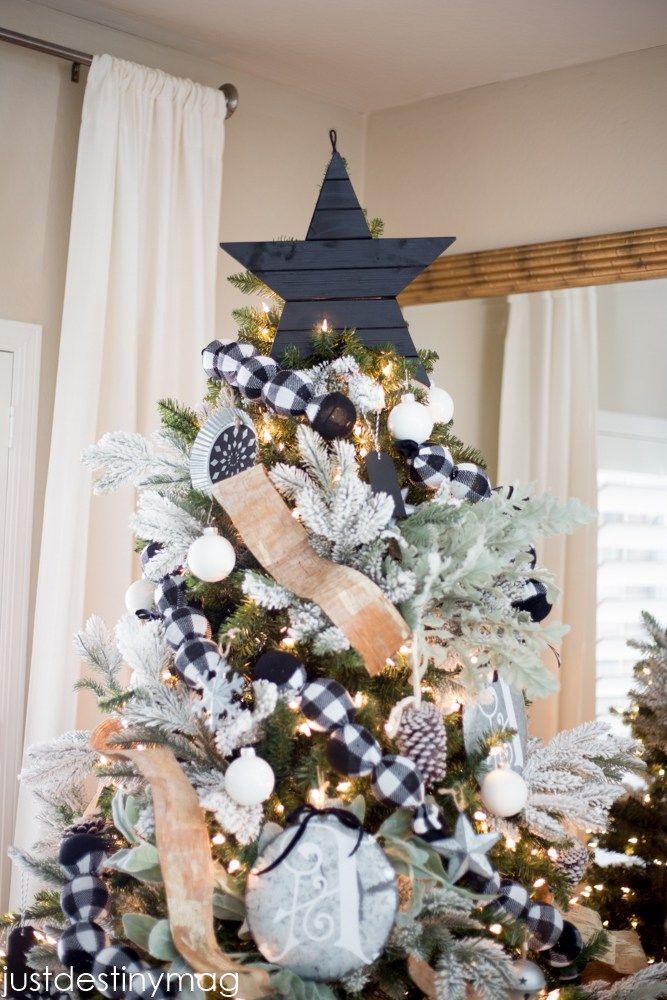 ξύλινο-αστέρι-στην-κορυφή-του-χριστουγεννιάτικου-δέντρου-