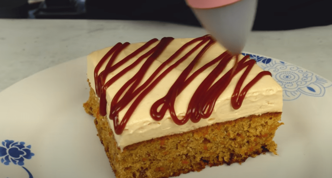 Κέικ -καρότου- με -επικάλυψη -καραμέλας-