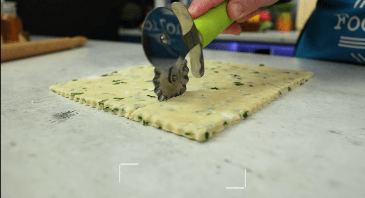 Τρίγωνα τυροπιτάκια στο φούρνο