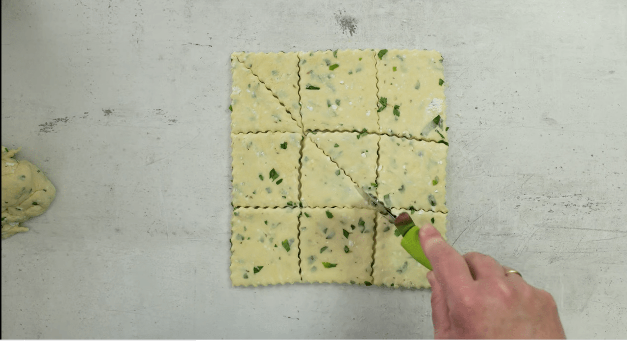 Τρίγωνα τυροπιτάκια στο φούρνο