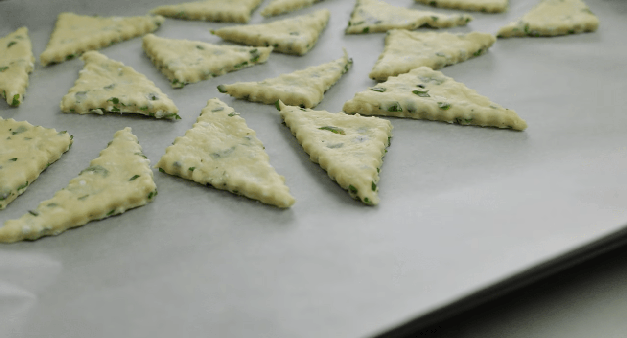 Τρίγωνα τυροπιτάκια στο φούρνο