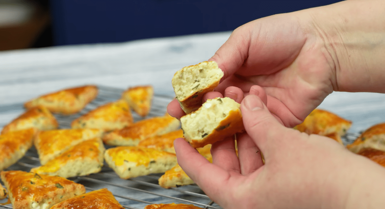 Τρίγωνα τυροπιτάκια στο φούρνο