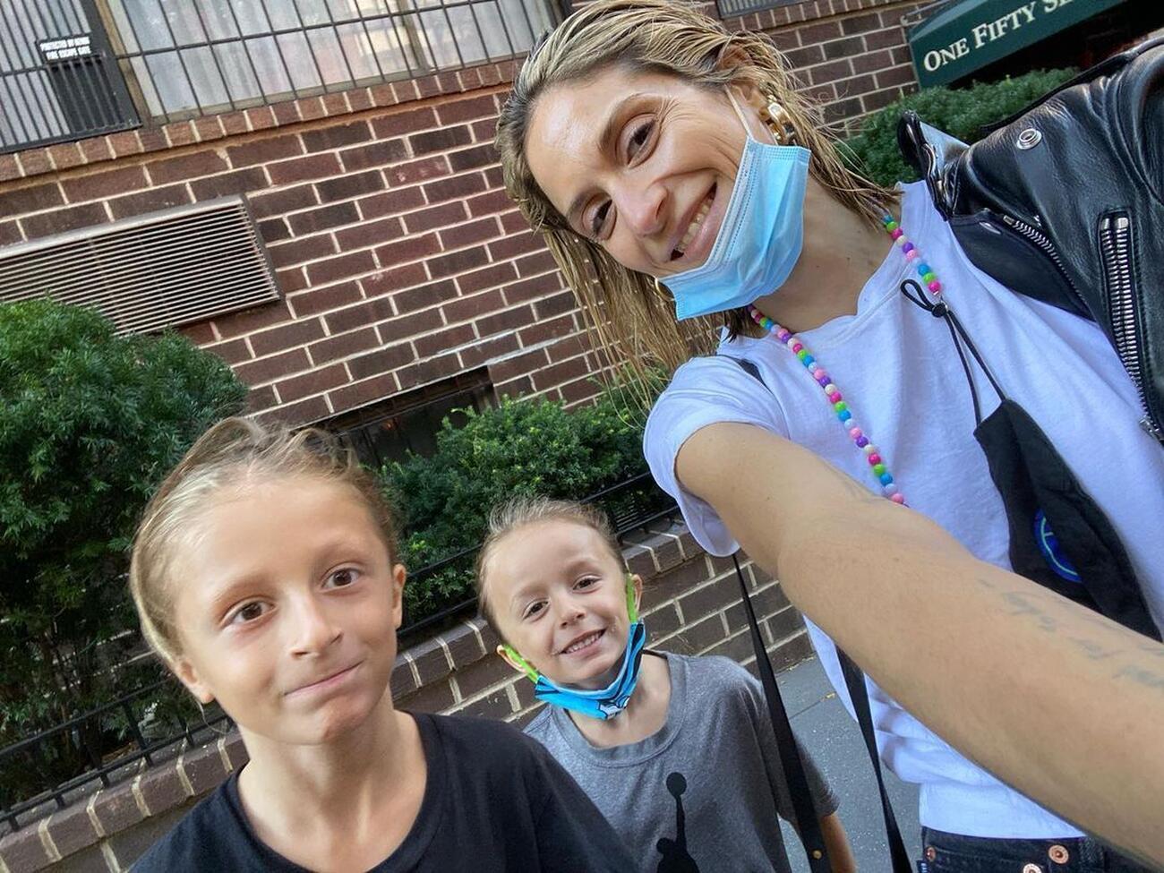 Σοφία Καρβέλα : Οι γιοι της μεγάλωσαν και είναι φτυστοί με τον πατέρα τους