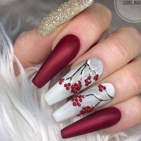 κόκκινα-ματ-χριστουγεννιάτικα-νύχια-με-γκλίτερ-και-γκι-