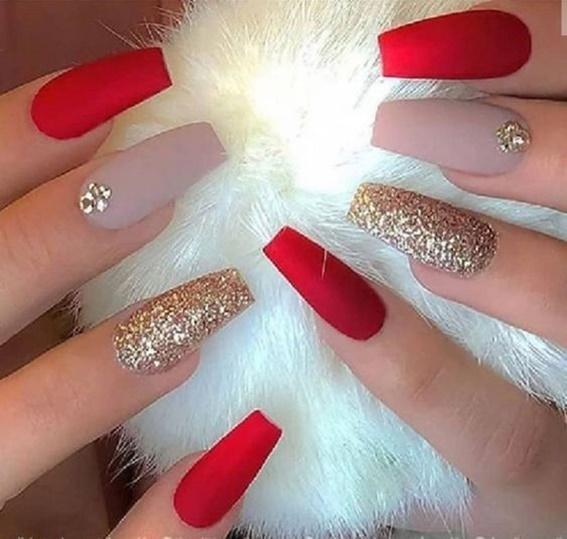 κόκκινα-ματ-χριστουγεννιάτικα-νύχια-με-γκλίτερ-ιδέες