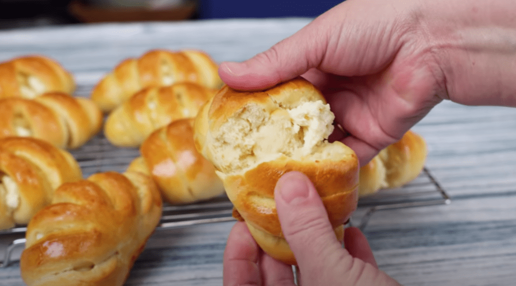 Αφράτα -τυροπιτάκια- με -μαγιά- και- γιαούρτι- Αφράτα -τυροπιτάκια- με -μαγιά- και- γιαούρτι-