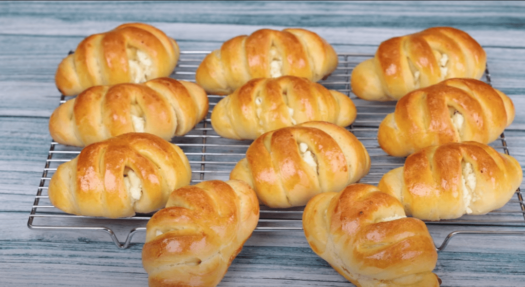 Αφράτα -τυροπιτάκια- με -μαγιά- και- γιαούρτι- Αφράτα -τυροπιτάκια- με -μαγιά- και- γιαούρτι-