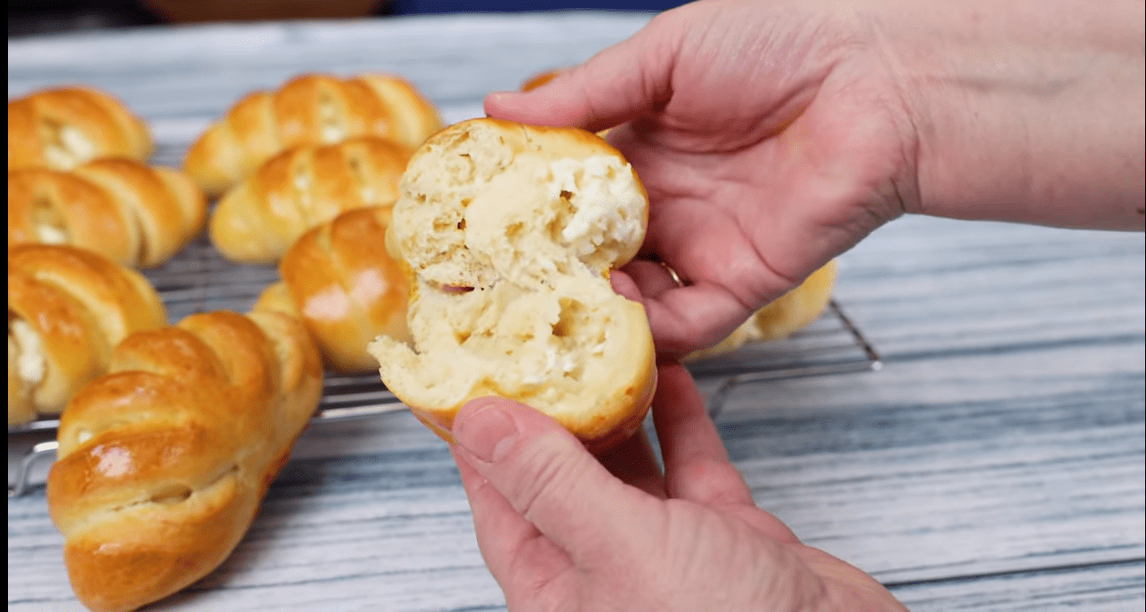 Αφράτα τυροπιτάκια με μαγιά και γιαούρτι