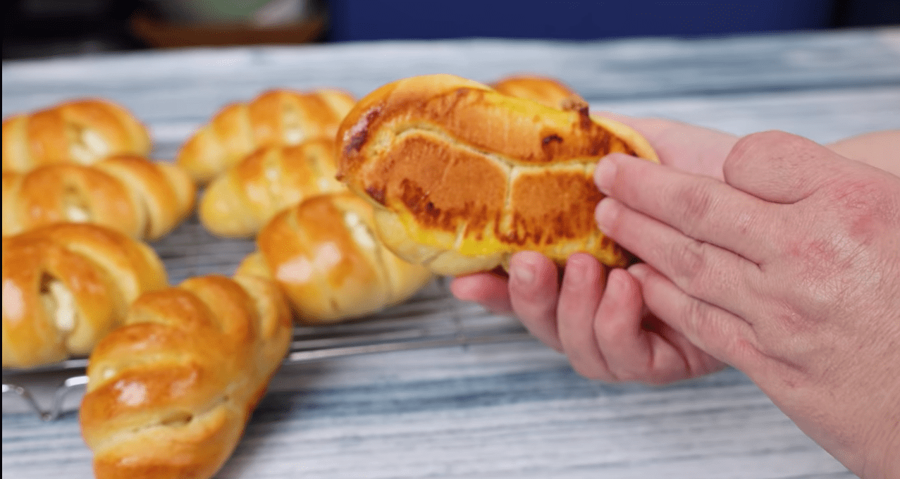 Αφράτα -τυροπιτάκια- με -μαγιά- και- γιαούρτι- Αφράτα -τυροπιτάκια- με -μαγιά- και- γιαούρτι-