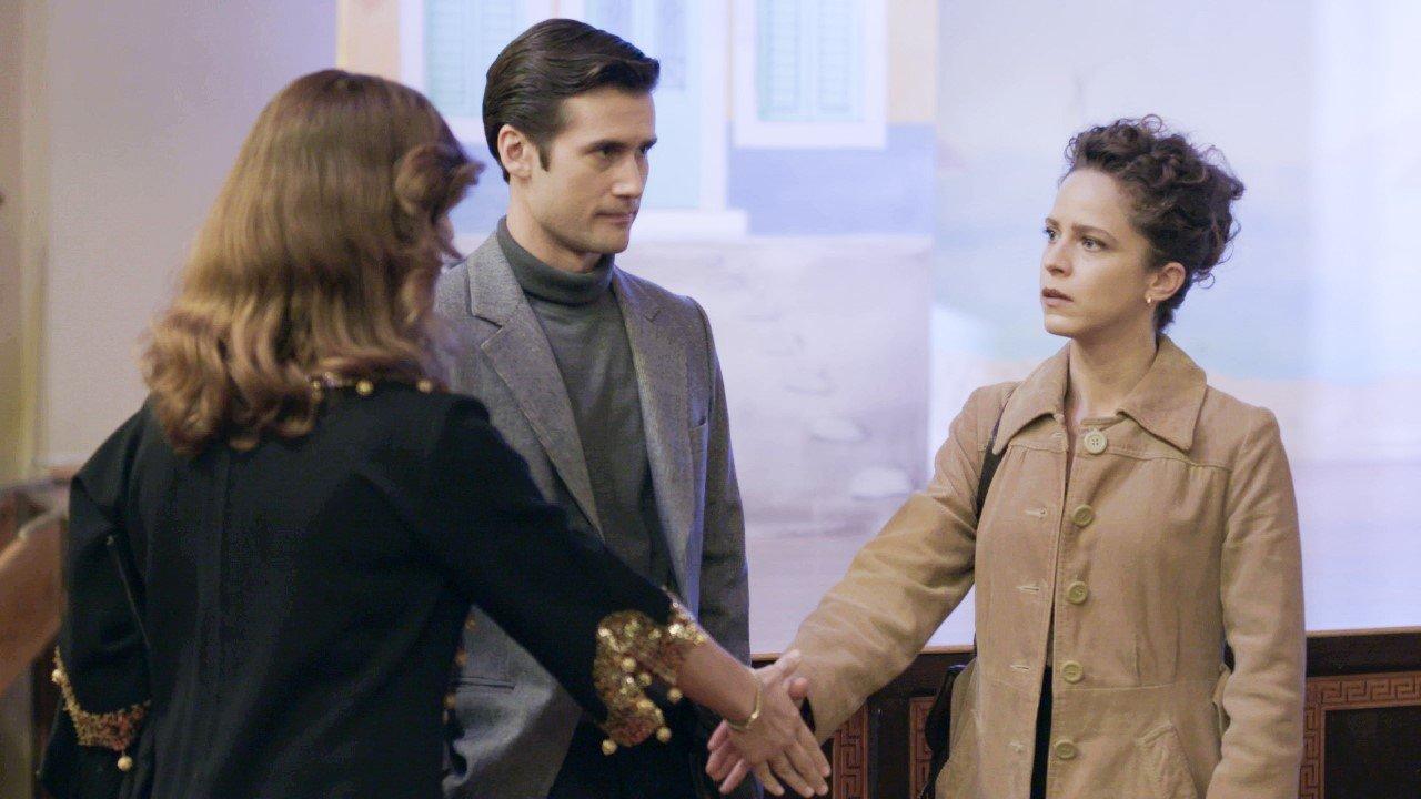 Άγριες μέλισσες: Η Ρένα γίνεται ένα με την Μυρσίνη και ταπεινώνει την Ασημίνα