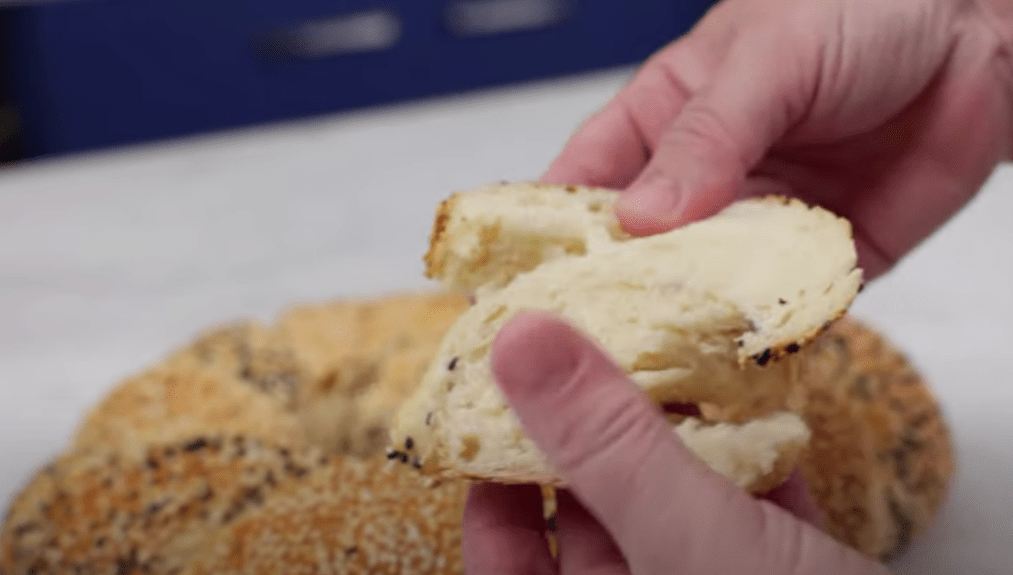 Τραγανό- ψωμί -σαν- κουλούρι -Θεσσαλονίκης- Τραγανό- ψωμί -σαν- κουλούρι -Θεσσαλονίκης-