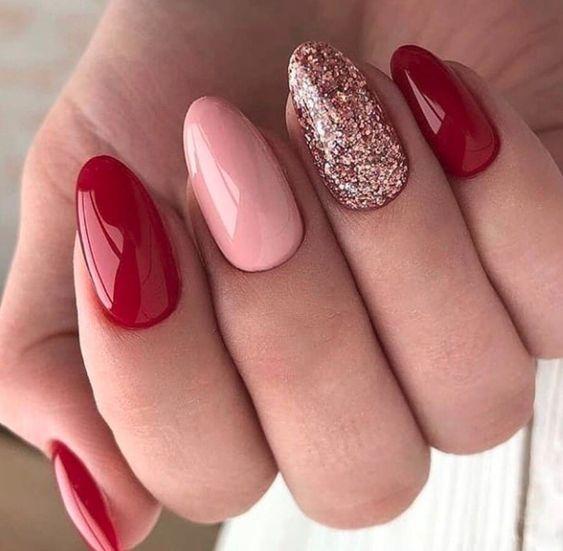 κόκκινα-και-ροζ-χριστουγεννιάτικα νύχια-με-γκλίτερ-