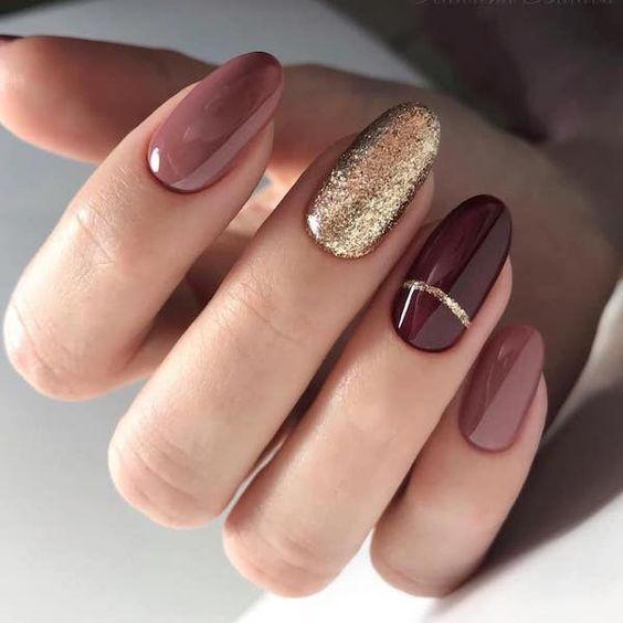 μπεζ-και-μπορντό-χριστουγεννιάτικα-νύχια-με-χρυσά σχέδια-