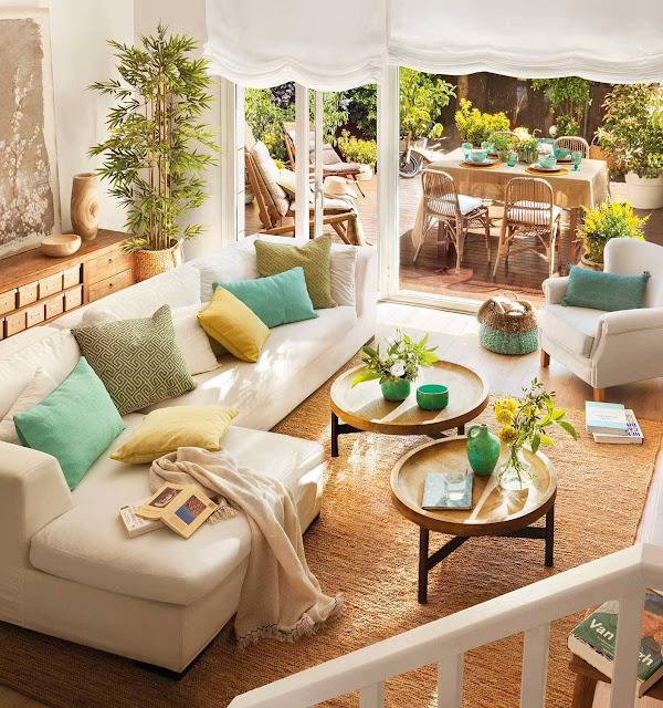 ιδέες-για-ψάθινα-χαλιά-στο-σαλόνι-με-φυτά-εσωτερικού χώρου-και-μοντέρνα-έπιπλα-