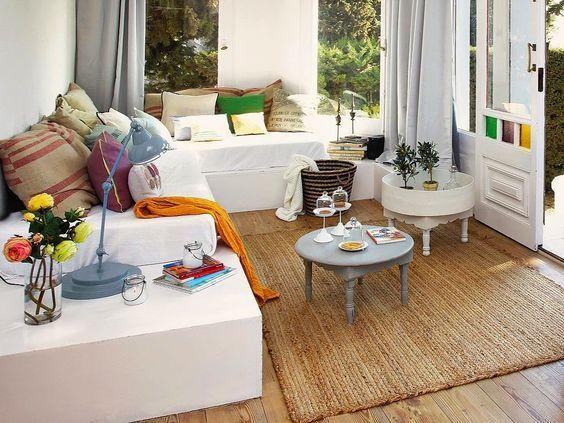 ιδέες-για-ψάθινα-χαλιά-στο-σαλόνι-με-φυτά-εσωτερικού χώρου-και-μοντέρνα-έπιπλα-