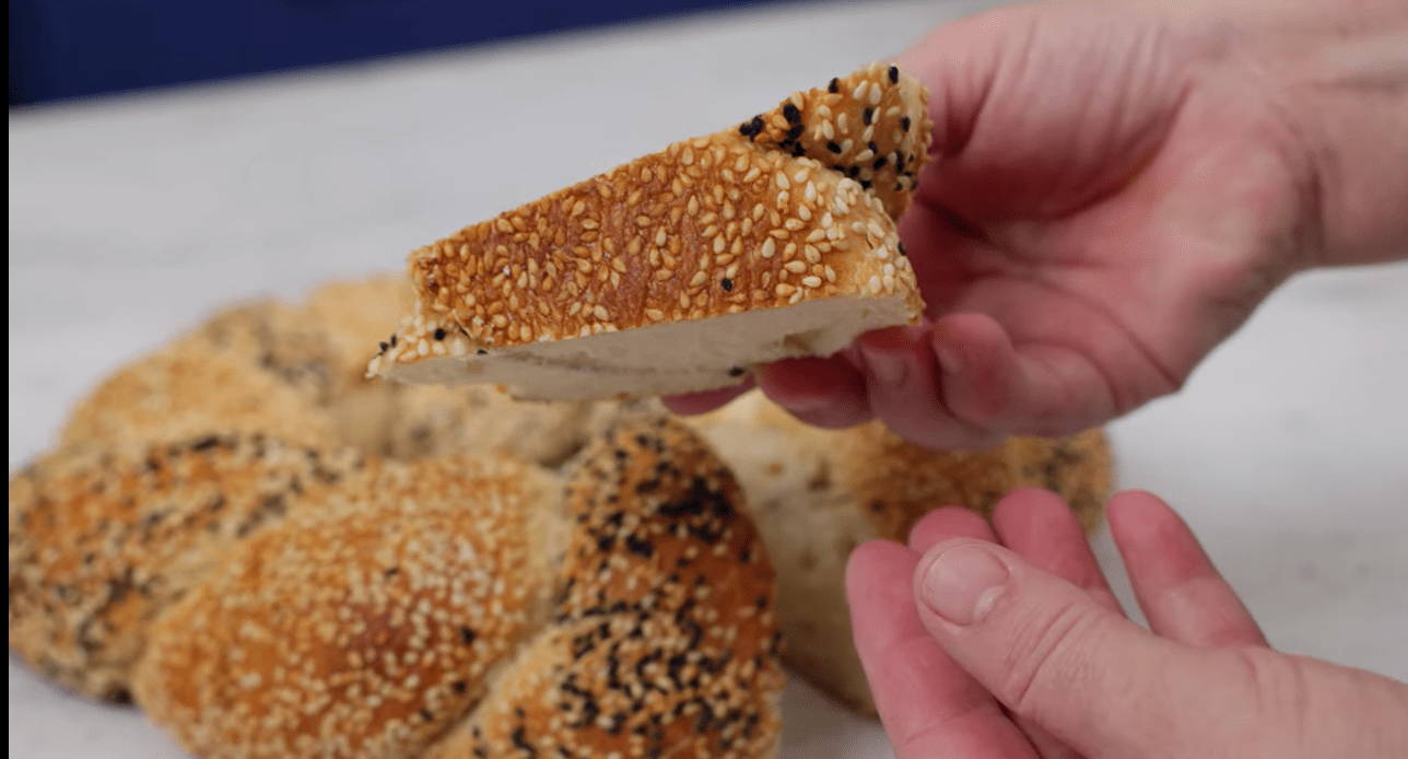 Τραγανό ψωμί σαν κουλούρι Θεσσαλονίκης