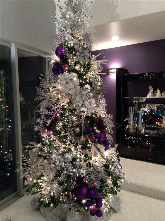 χριστουγεννιάτικο-δέντρο-με-μοβ-και-λευκό-χρώμα-