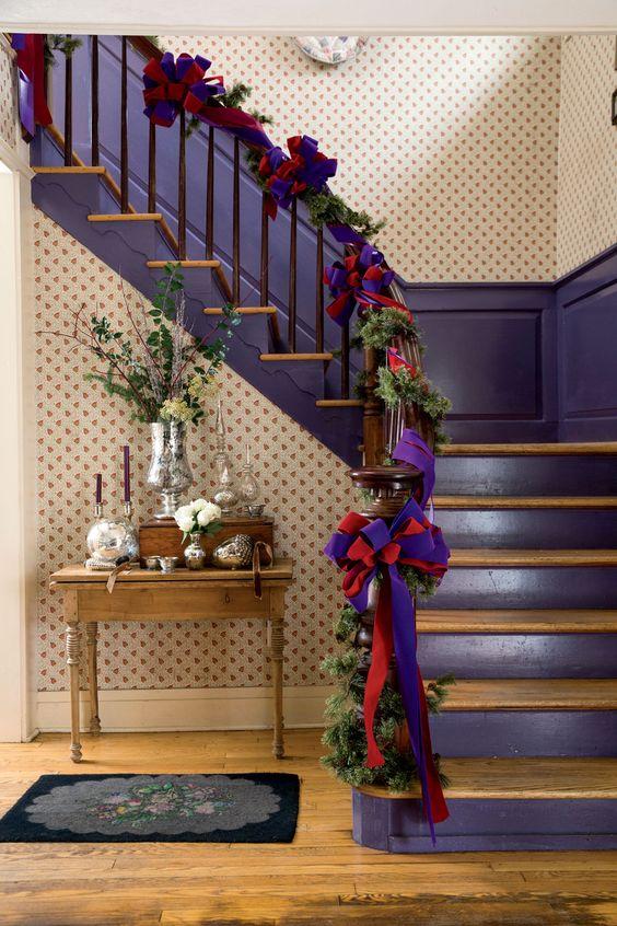 χριστουγεννιάτικη-διακόσμηση-στις-σκάλες-με-μοβ-γιρλάντες-