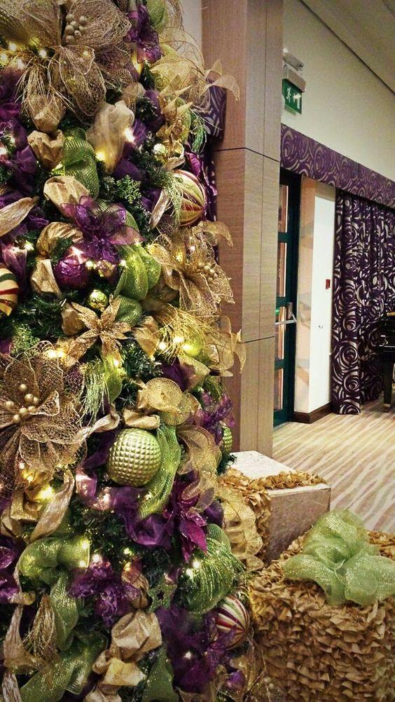 χριστουγεννιάτικο-δέντρο-σε-μοβ-και-χρυσό-χρώμα-