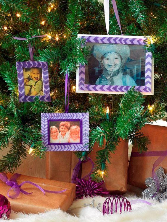 κορνίζες-στο-χριστουγεννιάτικο δέντρο-σε-μοβ-χρώμα-