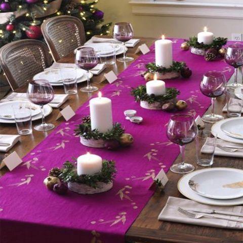 χριστουγεννιάτικο-τραπέζι-σε-μοβ-χρώμα-ιδέες-