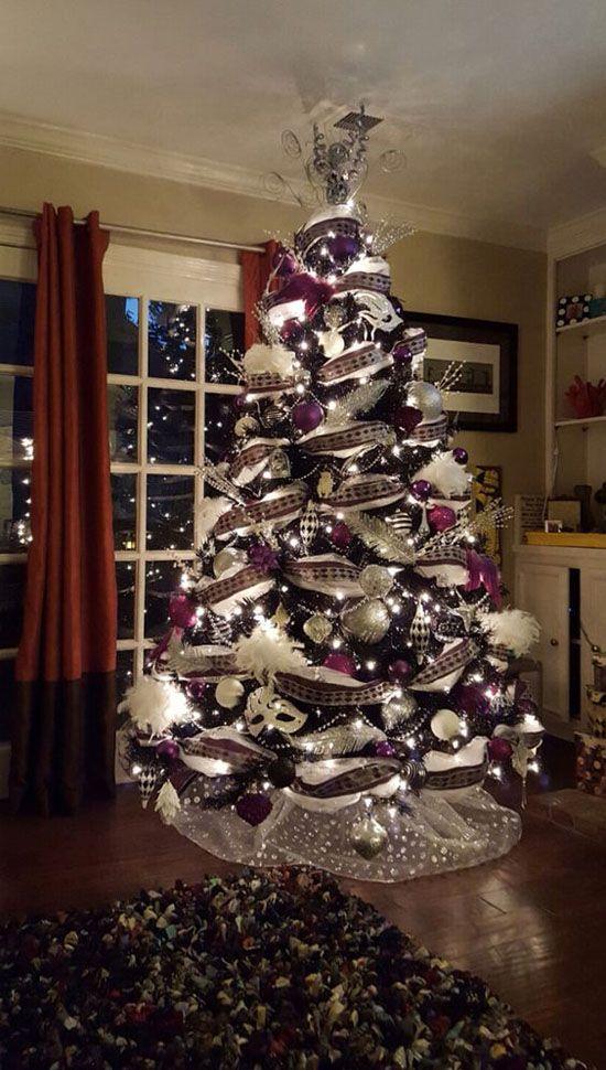 χριστουγεννιάτικο-δέντρο-σε-μοβ-χρώμα-