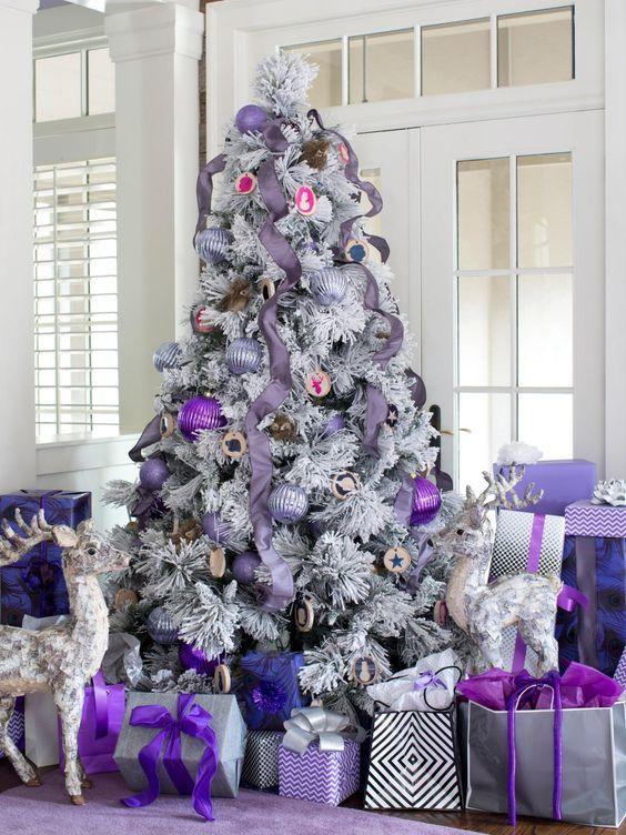 χριστουγεννιάτικο-δέντρο-σε-μοβ-
