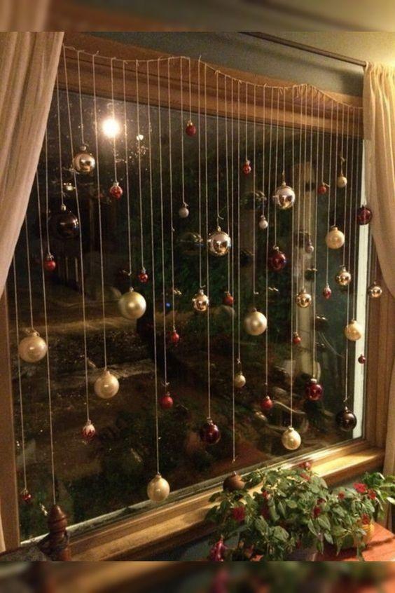 χριστουγεννιάτικη-γιρλάντα-από-σπάγκο-μπροστά-από-το-παράθυρο-ιδέες-