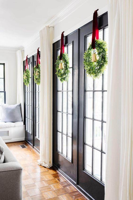 χριστουγεννιάτικα-στεφάνια-μπροστά-από-το-παράθυρο-ιδέες-χριστουγεννιάτικης διακόσμησης-