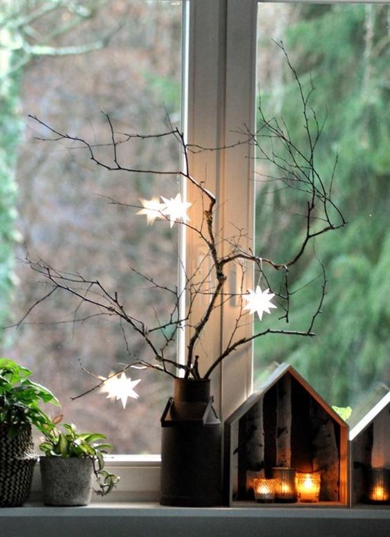 χριστουγεννιάτικο δέντρο-από-κλαδιά-με-λαμπιόνια-μπροστά-από-το-παράθυρο-