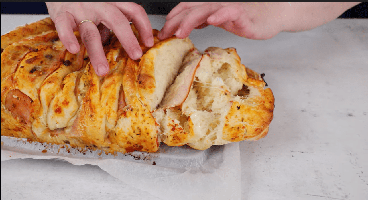 Χριστουγεννιάτικο γεμιστό ψωμί