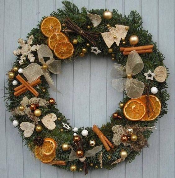 χριστουγεννιάτικο-στεφάνι-με-πορτοκάλια-και-ξύλα κανέλας-