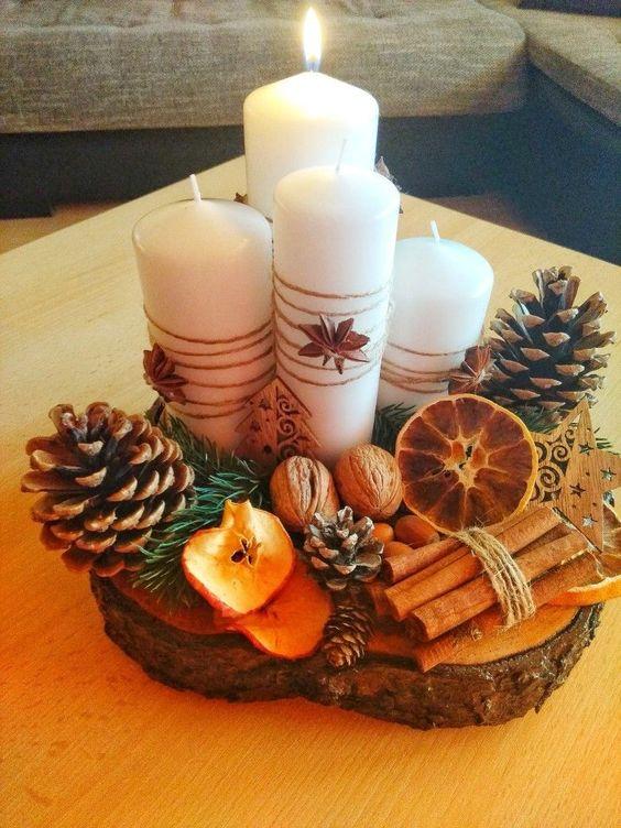 χριστουγεννιάτικος-δίσκος-με-αρωματικά κεριά-κουκουνάρια-ξύλα κανέλας-και-πορτοκάλια-