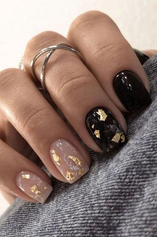 μαύρα-και-μπεζ-νύχια-με-χρυσά-φύλλα-ιδέες-