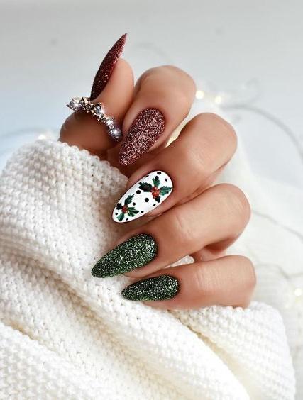 κόκκινα-και-πράσινα-νύχια-με-χριστουγεννιάτικα-σχέδια-
