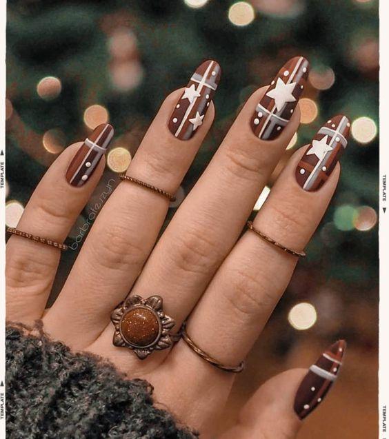 καφέ-και-γκρι-νύχια-με-χριστουγεννιάτικα σχέδια-