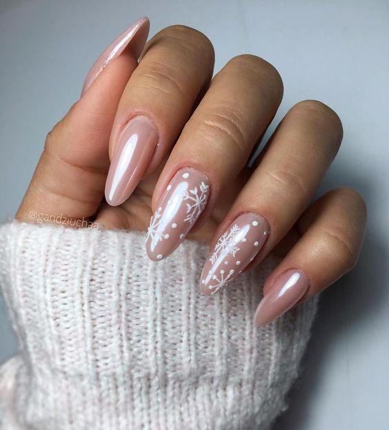 μπεζ-νύχια-με-χιονονιφάδες-