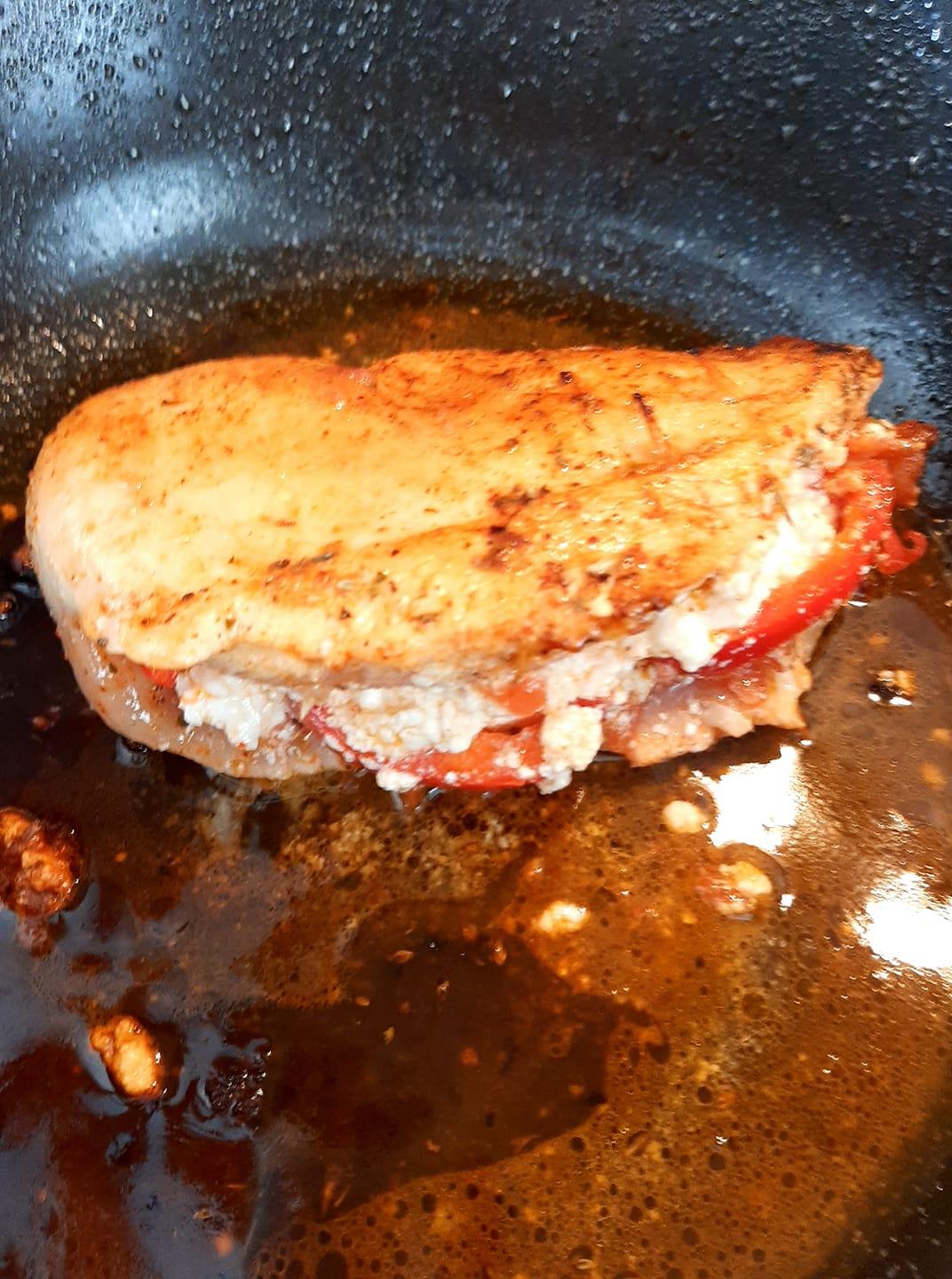 Γεμιστό- φιλέτο- κοτόπουλο- με- τυρί- και- ντομάτα-