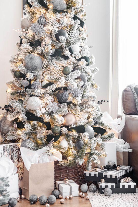 λευκό-και-ασημί-χρώμα-στο-χριστουγεννιάτικο δέντρο-ιδέες-