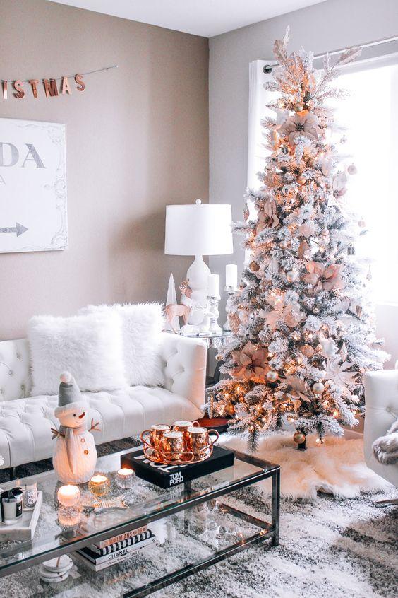 χιονισμένο-χριστουγεννιάτικο-δέντρο-με-χρυσά-χριστουγεννιάτικα στολίδια-